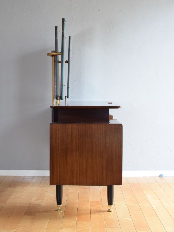 ドレッサーの側面