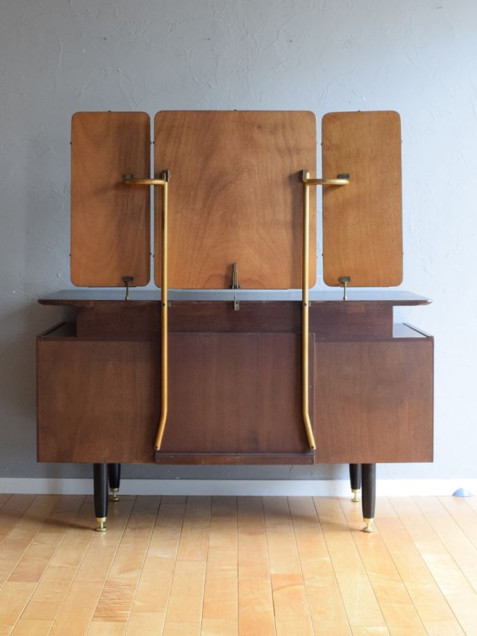 ドレッサーの後ろ姿