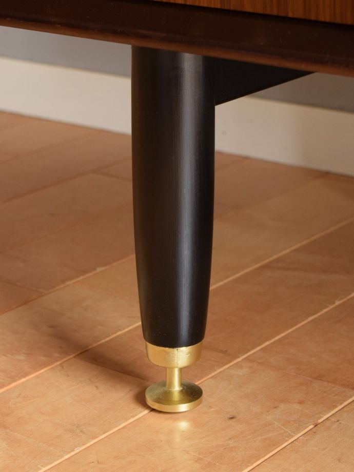 ビンテージドレッサーの脚