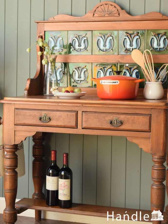 アンティーク家具でしか手に入らないキャビネット