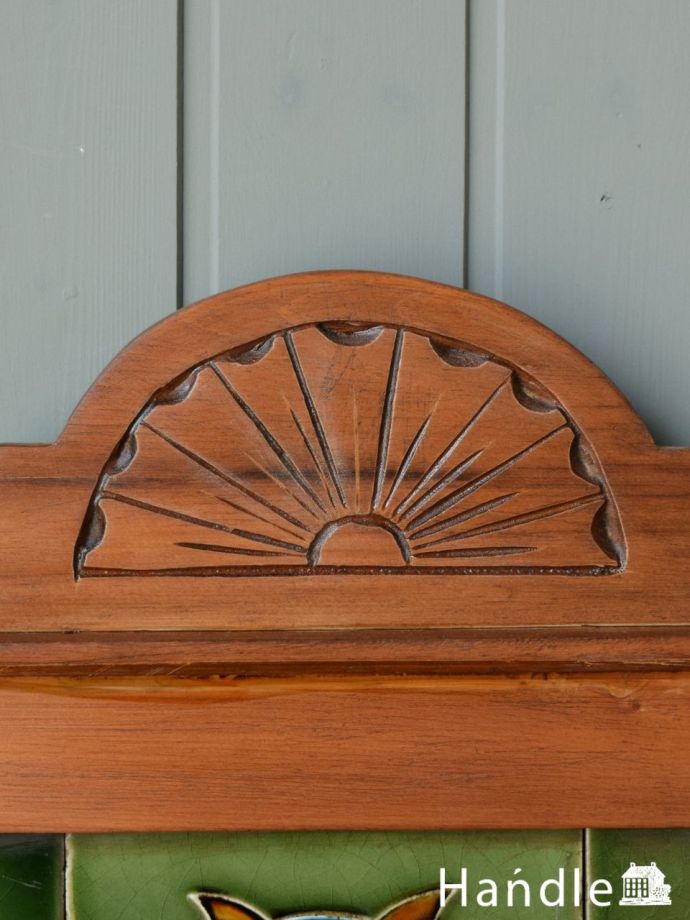 英国アンティーク家具らしい装飾