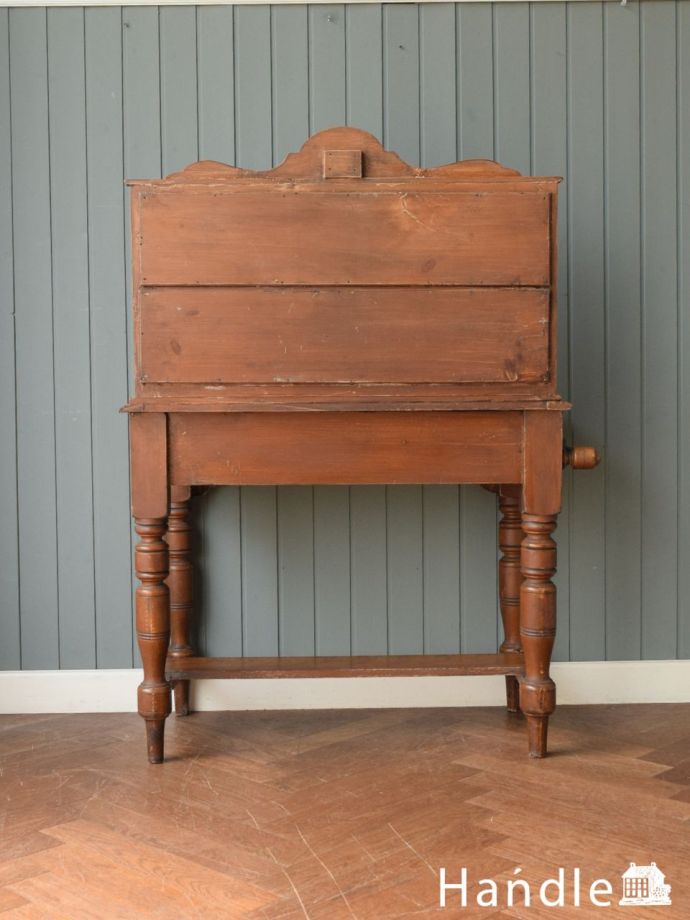 キャビネットの後ろ姿