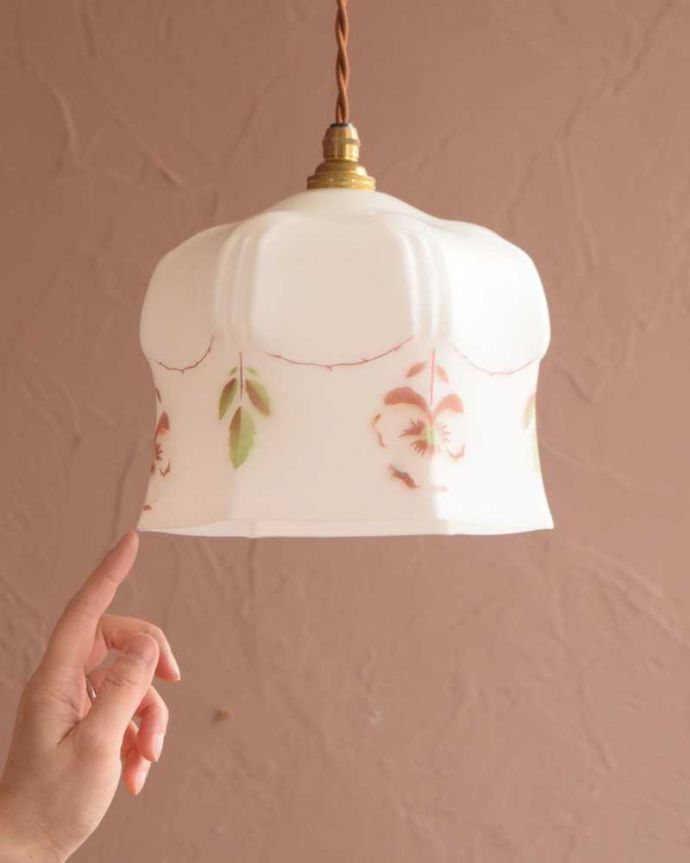 ペンダントライト　照明・ライティング　優しく灯るアンティークお花模様のアンティークシェード（コード・シャンデリア電球・ギャラリーなし）。。(k-3346-z)