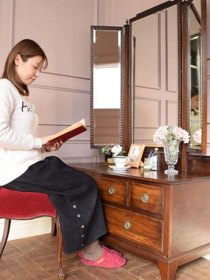 便利に使えるアンティークのドレッサー