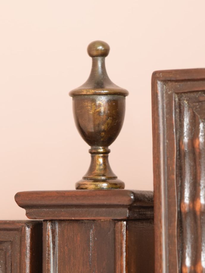 アンティーク家具らしい装飾