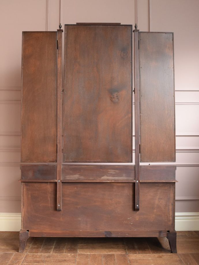 ドレッサーの後ろ姿