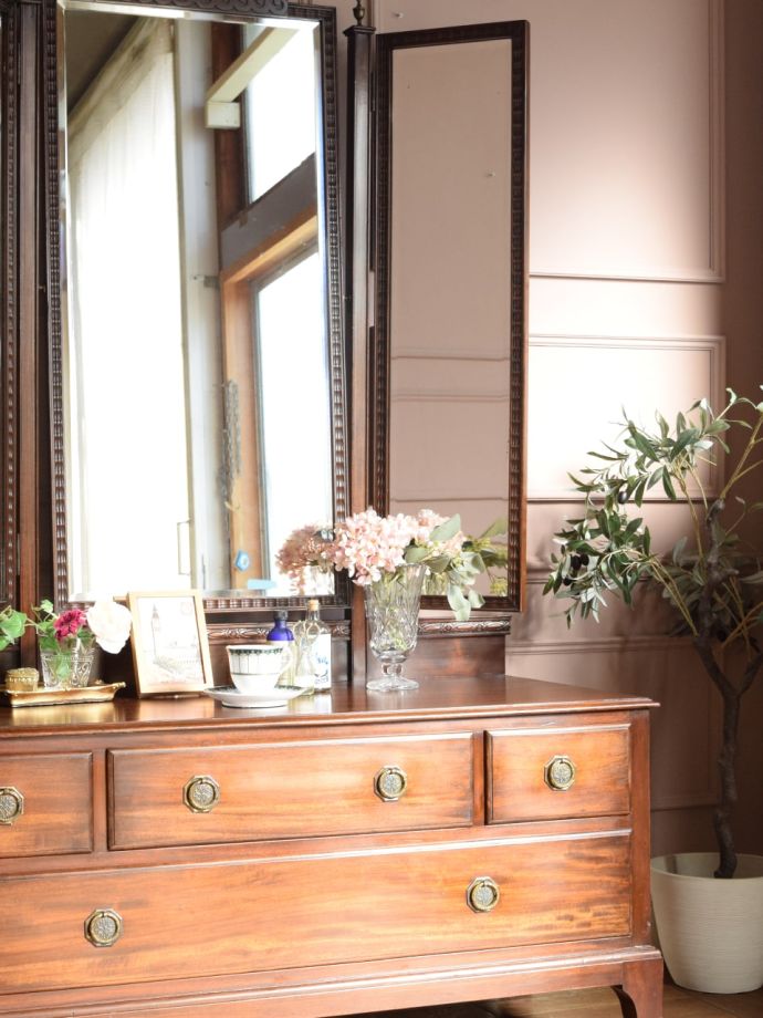 ドレッサーの美しい杢目