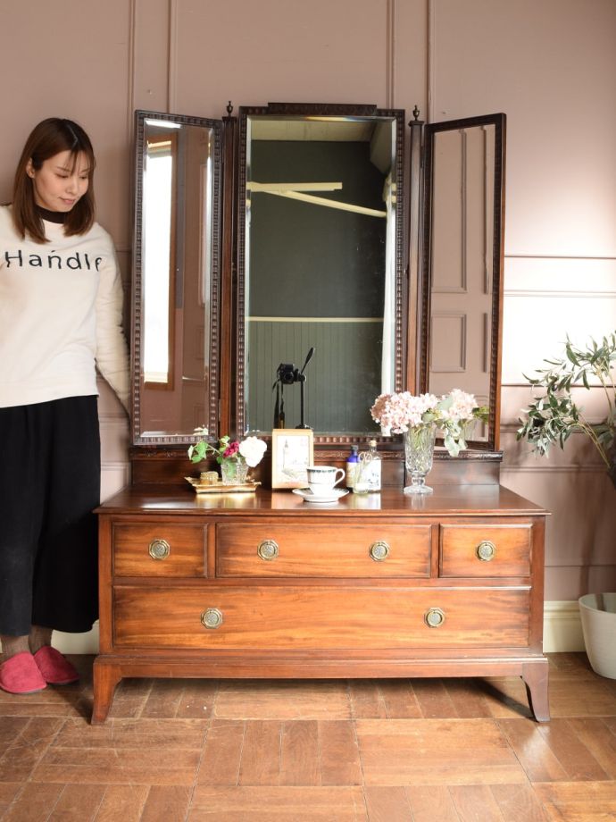 英国アンティークのドレッサー
