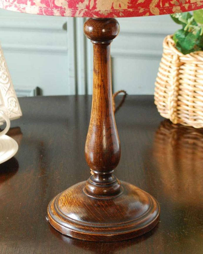 スタンドライト　照明・ライティング　英国インテリアのアンティーク照明、木製のテーブルランプ。。(k-3348-z)