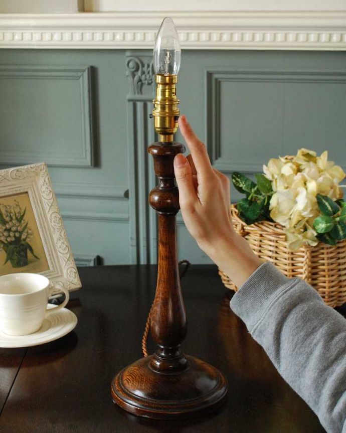 スタンドライト　照明・ライティング　英国インテリアのアンティーク照明、木製のテーブルランプ。。(k-3348-z)