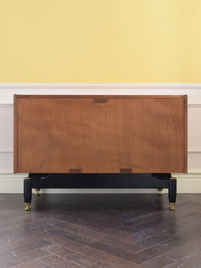 G-PLANのチェストの後ろ姿