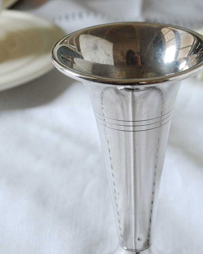 アンティーク シルバー製　アンティーク雑貨　高級感のある大人の英国銀雑貨、アンティークシルバーのフラワーベース 。贅沢な時間が流れる1人用のパーソナル花器1人に1つずつ、お花を入れてテーブルにセットされていたパーソナル花器。(k-3351-z)