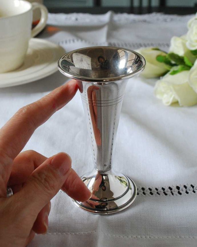 アンティーク シルバー製　アンティーク雑貨　高級感のある大人の英国銀雑貨、アンティークシルバーのフラワーベース 。お花を１輪挿すだけ花器が美しいので１輪挿すだけでパッと華やかになります。(k-3351-z)