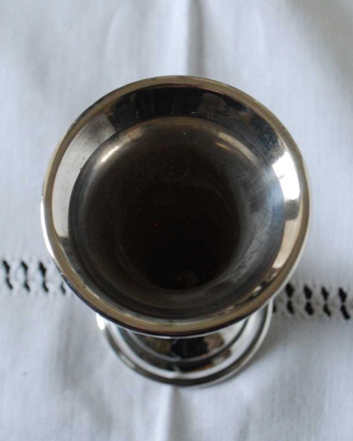 アンティーク シルバー製　アンティーク雑貨　高級感のある大人の英国銀雑貨、アンティークシルバーのフラワーベース 。上から見るとこんな感じですアンティークなので多少のキズ・汚れがある場合がありますが、使用上問題はありませんので、ご了承下さい。(k-3351-z)