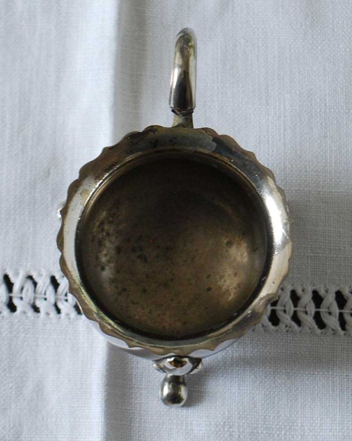 アンティーク シルバー製　アンティーク雑貨　英国の銀食器、アンティークシルバープレートの可愛いスパイス入れ （ソルトディッシュ）。上から見るとこんな形アンティークなので多少のキズやカケがある場合はありますが、使用上問題はありませんのでご了承下さい。(k-3352-z)