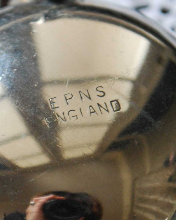 アンティーク シルバー製　アンティーク雑貨　英国の銀食器、アンティークシルバープレートの可愛いスパイス入れ （ソルトディッシュ）。裏側には品質の証刻印が入っています。(k-3352-z)