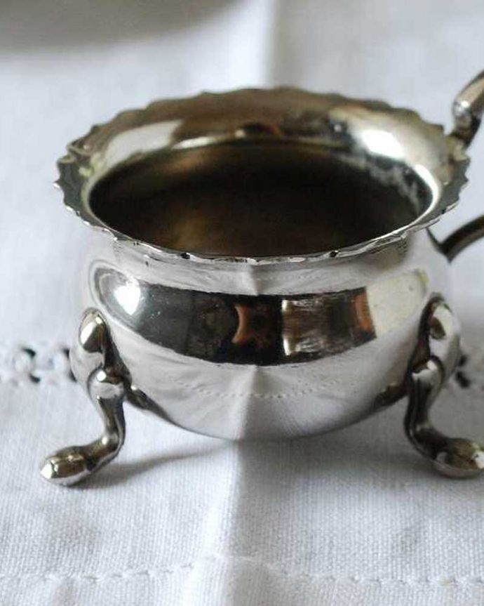 アンティーク シルバー製　アンティーク雑貨　英国の銀食器、アンティークシルバープレートの可愛いスパイス入れ （ソルトディッシュ）。イギリスの食卓には欠かせないアイテム最後の味付けをするのは食べる人自身と言う個人主義を大切にするイギリスでは、食卓には欠かせないスパイスケース。(k-3352-z)