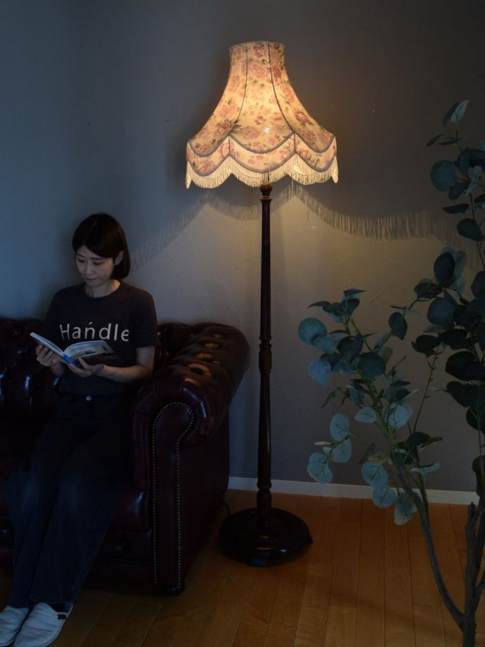 フロアランプの優しい灯り