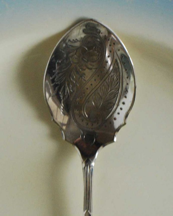 アンティーク シルバー製　アンティーク雑貨　英国で見つけたアンティークシルバープレートのサーブスプーン。大切に受け継がれる本物の輝き細かい細工が施された英国を代表するアンティーク、シルバー製品。(k-3355-z)