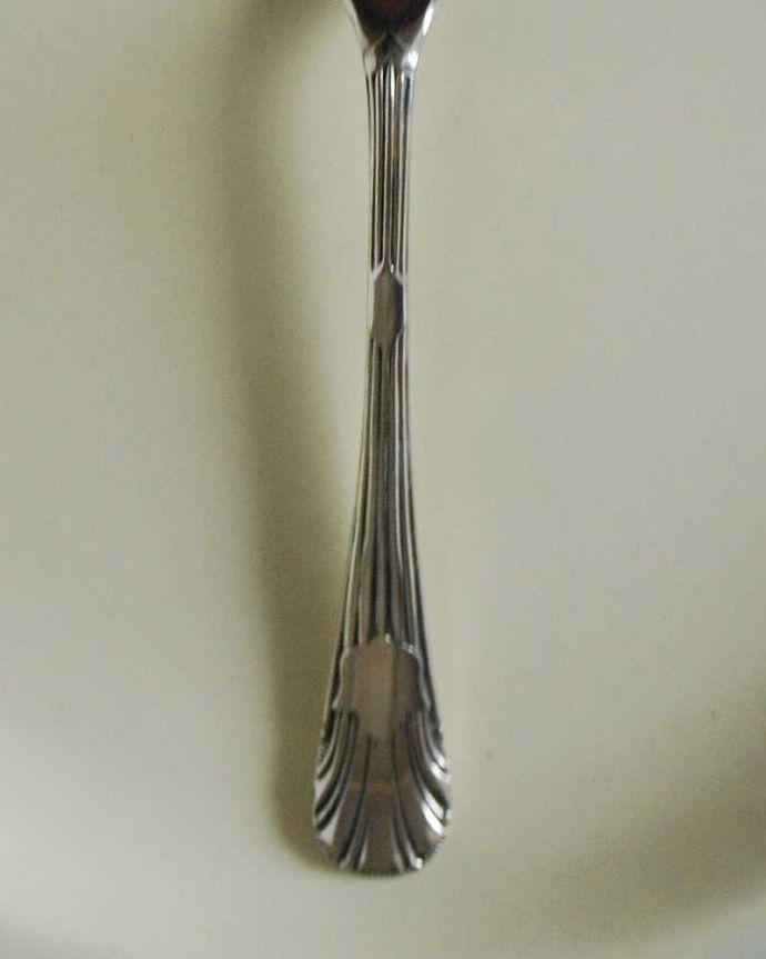 アンティーク シルバー製　アンティーク雑貨　英国で見つけたアンティークシルバープレートのサーブスプーン。上から見るとこんな形ですアンティークなので多少のキズやカケがある場合はありますが、使用上問題はありませんのでご了承下さい。(k-3355-z)