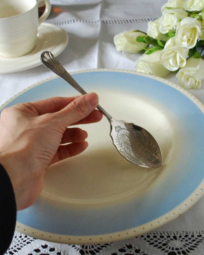 アンティーク シルバー製　アンティーク雑貨　英国で見つけたアンティークシルバープレートのサーブスプーン。ちゃんと使えますアンティークシルバーの上品な輝きをお楽しみ下さい。(k-3355-z)