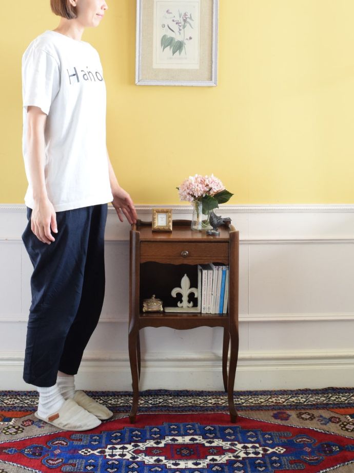 フランスの優雅なサイドキャビネット