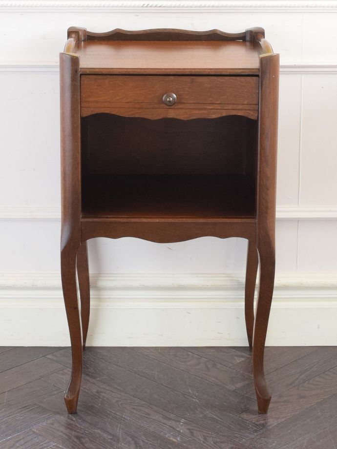 アンティークのサイドキャビネットの扉の中