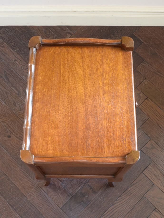 アンティークのサイドキャビネットの天板