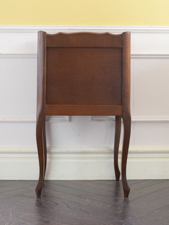 サイドキャビネットの後ろ姿