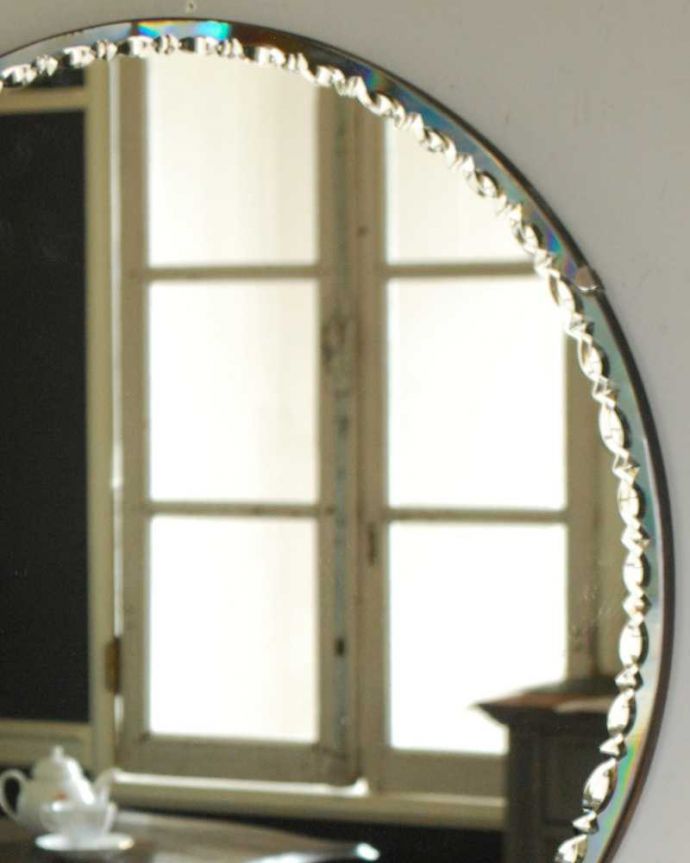 縁どりがきらきら輝くイギリス輸入のアンティークカッティングミラー