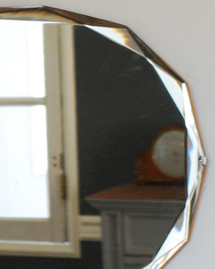 アンティーク ミラー（鏡）　アンティーク雑貨　縁どりがキラッと輝くアンティークカッティングミラー（オーバル）。アンティークでしか手に入らないキラキラ感キラッと輝く美しい面取りがデザインになっているアンティークのミラー。(k-3366-z)