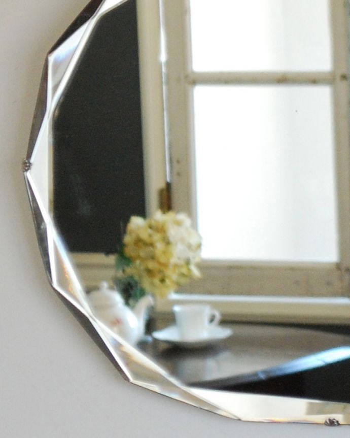 アンティーク ミラー（鏡）　アンティーク雑貨　縁どりがキラッと輝くアンティークカッティングミラー（オーバル）。アンティークらしい独特のデザイン華やかなデザインのアンティークのミラーは、覗き込む度に女性だったら誰もがワクワクしちゃう美しいデザインが一番の魅力です。(k-3366-z)