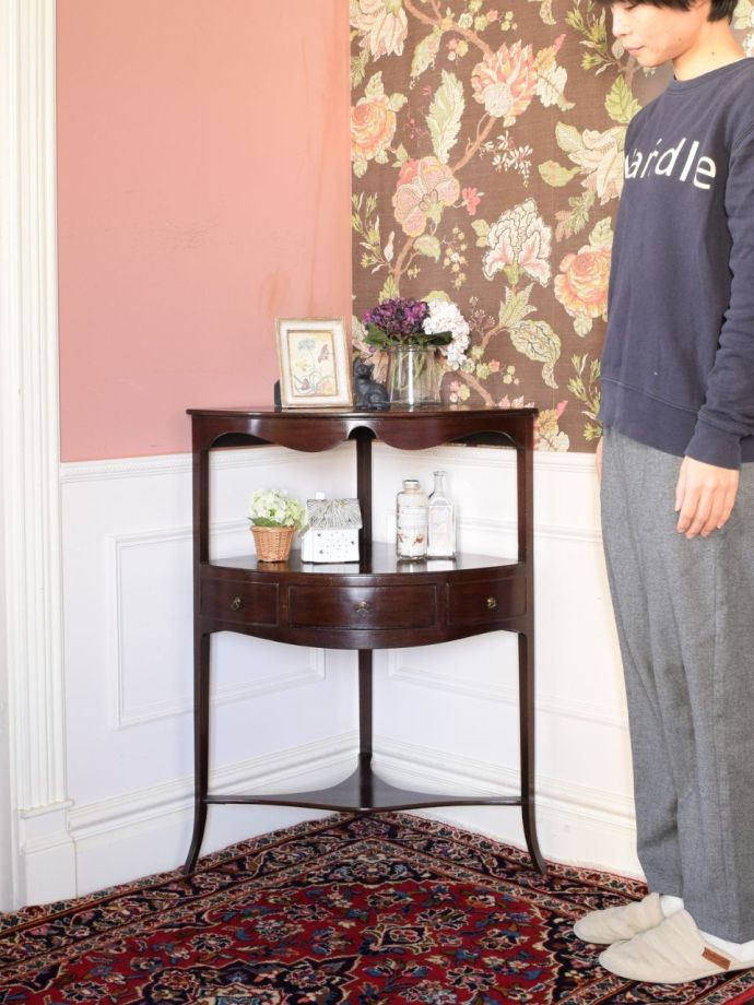 アンティークのシェルフ