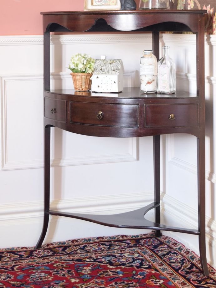 アンティークのオープンシェルフ