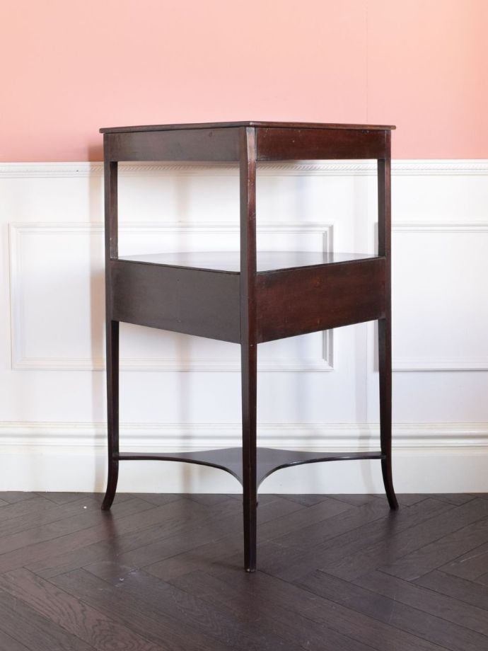 キャビネットの後ろ姿