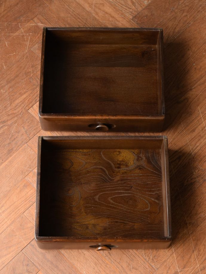 アンティーク家具の引き出しの中