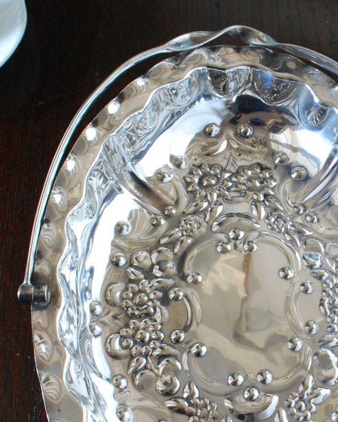 アンティーク シルバー製　アンティーク雑貨　英国で見つけた銀雑貨、優雅なアンティークシルバープレートの持ち手付きバスケット 。果物のために作られた美しい器持ち手つきの器は、昔、貴重だった果物を入れて運ぶための器として作られました。(k-3370-z)