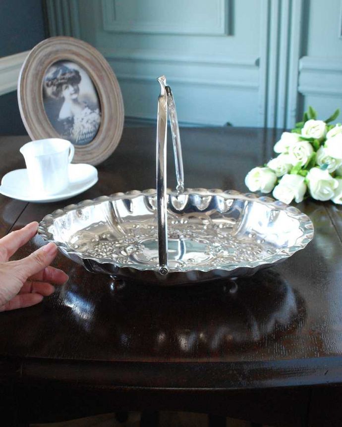 アンティーク シルバー製　アンティーク雑貨　英国で見つけた銀雑貨、優雅なアンティークシルバープレートの持ち手付きバスケット 。持ち手付きなので移動にも便利中にいろんなものを入れて運べる持ち手つきのバスケット。(k-3370-z)