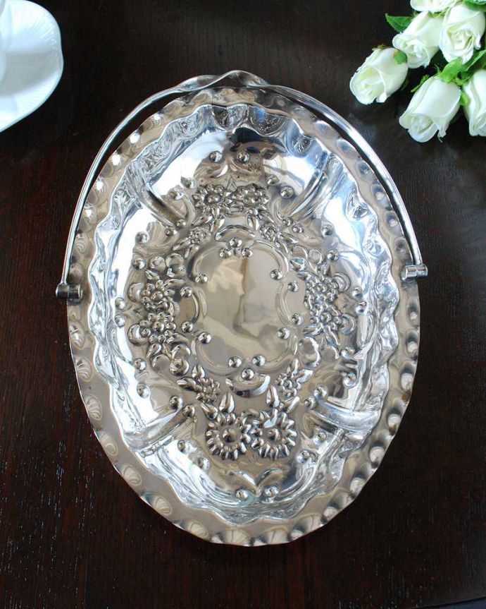 アンティーク シルバー製　アンティーク雑貨　英国で見つけた銀雑貨、優雅なアンティークシルバープレートの持ち手付きバスケット 。上から見るとこんな形ですアンティークなので多少のキズ・汚れがある場合がありますが、使用上問題はありませんので、ご了承下さい。(k-3370-z)