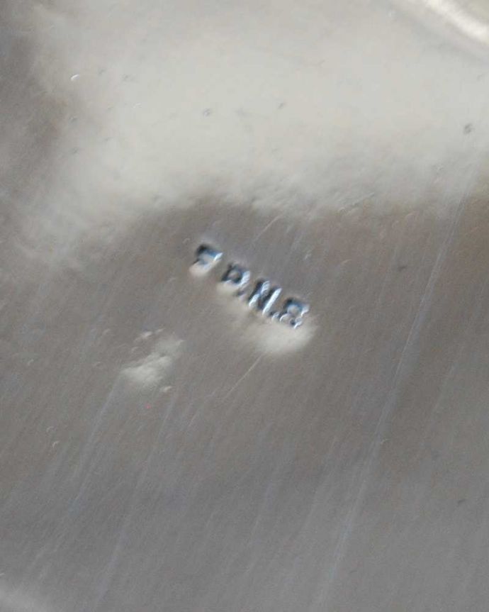 アンティーク シルバー製　アンティーク雑貨　英国で見つけた銀雑貨、優雅なアンティークシルバープレートの持ち手付きバスケット 。裏側には品質の証刻印が入っています。(k-3370-z)