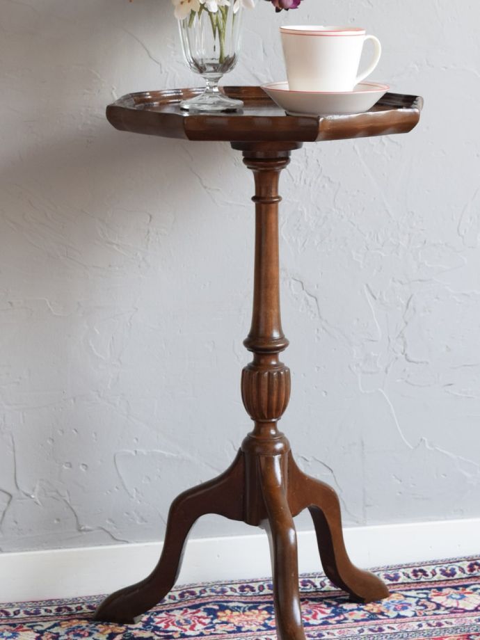 英国スタイルのアンティークテーブル