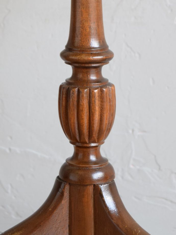 英国アンティーク家具らしい装飾