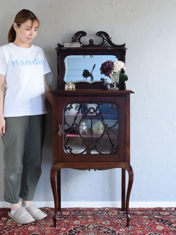 英国アンティークのキャビネット