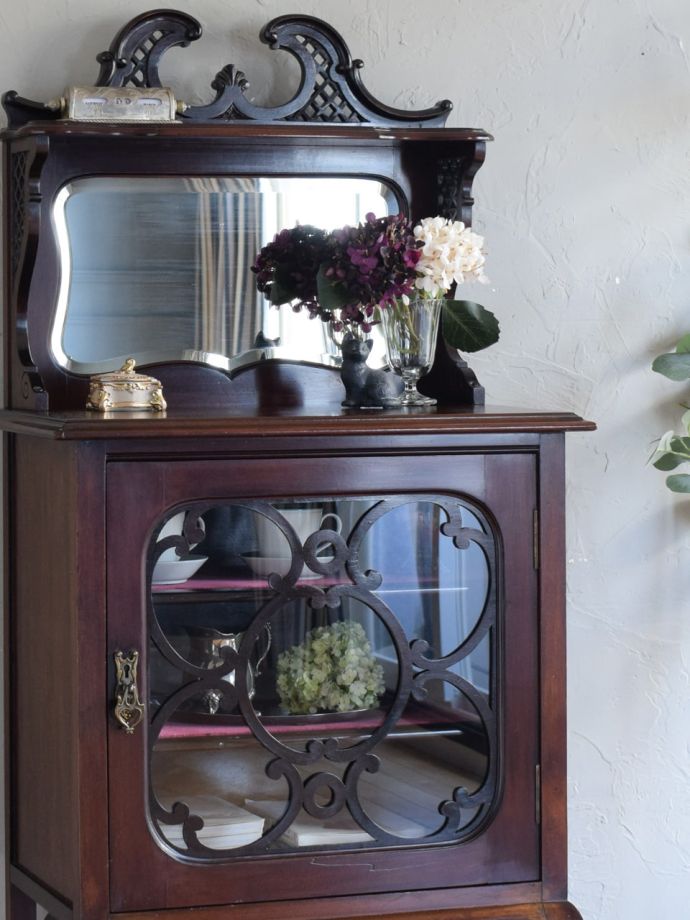 アンティーク家具らしさが漂うキャビネット