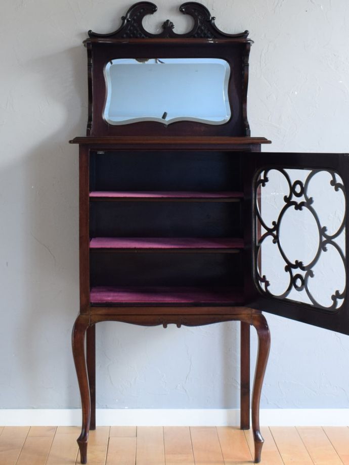 キャビネットの扉の中