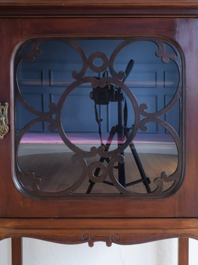 アンティークのキャビネットの装飾