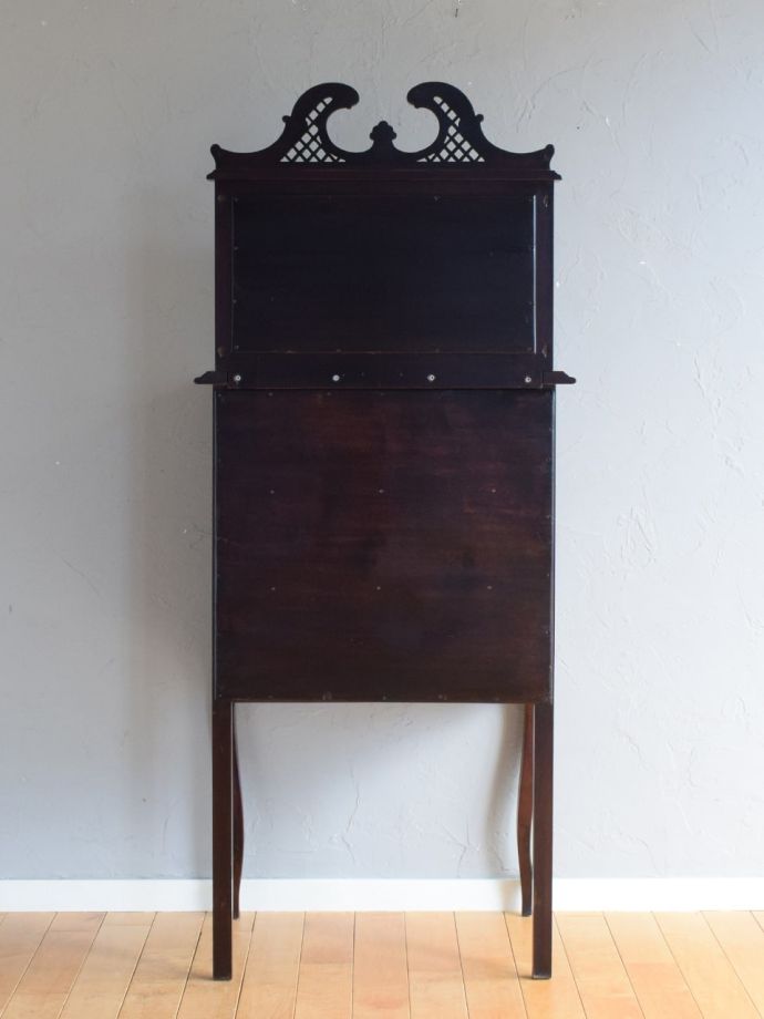 キャビネットの後ろ姿