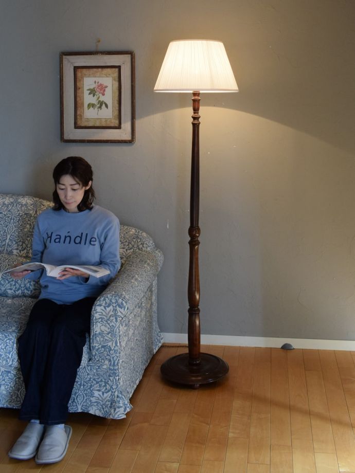 フロアランプの優しい灯り