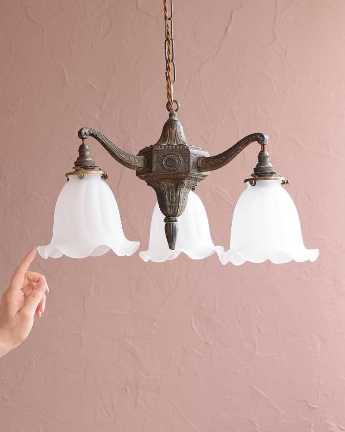 シャンデリア　照明・ライティング　フランスで見つけたシェード付きのアンティークシャンデリア(3灯)（Ｅ17シャンデリア球付）。。(k-3375-z)