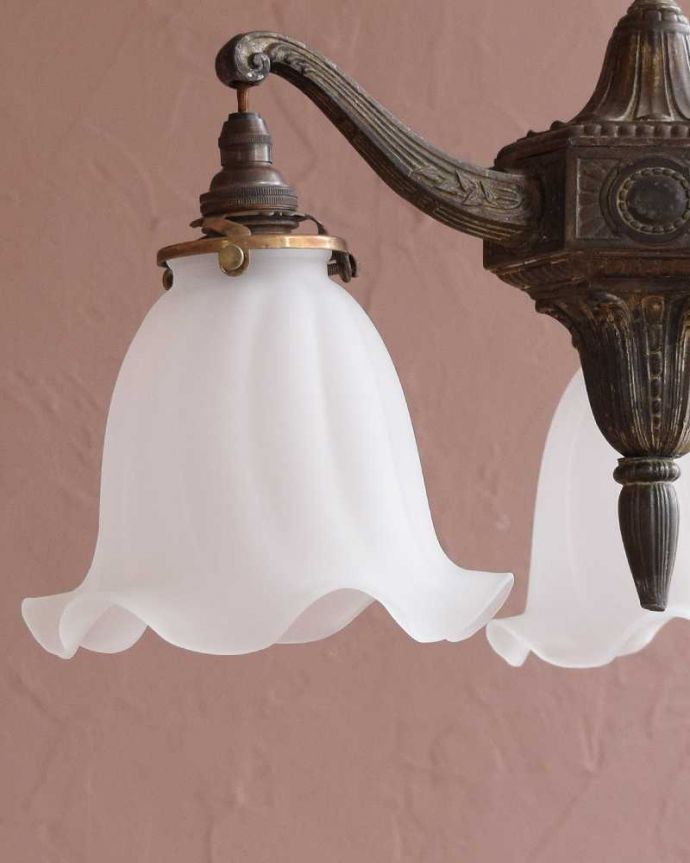 シャンデリア　照明・ライティング　フランスで見つけたシェード付きのアンティークシャンデリア(3灯)（Ｅ17シャンデリア球付）。。(k-3375-z)